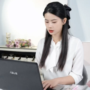 Quạt kẹp bàn mini quạt êm gió mát gồm 6 cánh