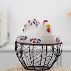 Rổ Sắt Đựng Trứng Gà Hình Chú Gà Mái Ấp - Giỏ Gốm Vẽ Tay Loại To Đựng Tới 26 Quả