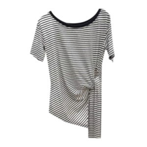 YUEZHONGWEI | เสื้อยืดแขนสั้นไหล่เดียวลายทางสีบล็อกสำหรับผู้หญิงในช่วงฤดูร้อน เสื้อตัวบนคอวีเข้ารูปเอวยาวทรงหลวมสไตล์เกาหลี