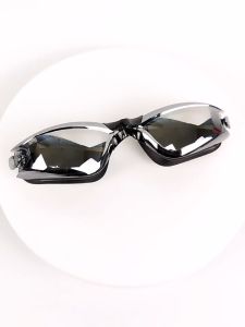 แว่นตาว่ายน้ำ แว่นตาว่ายน้ำผู้ใหญ่ สะพานจมูกนุ่ม Anti - FOG กันน้ำ HD ปรับระดับได้（สองสีให้เลือก）