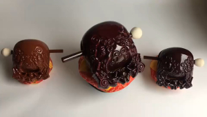 บักฮื้อ ที่เคาะสวดมนต์ รูปปลา ทำสมาธิ ทำวัตร หรือประกอบพิธีกรรม ผลิตจากไม้การบูร มี 3 ขนาด 2 สี