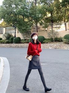 กระโปรงสั้นทรงเอเอวสูงสีเทาสไตล์ย้อนยุคสำหรับผู้หญิง ฤดูใบไม้ร่วง/ฤดูหนาว เส้นใยไตรอะซิเตท 100% แฟชั่นสตรีท