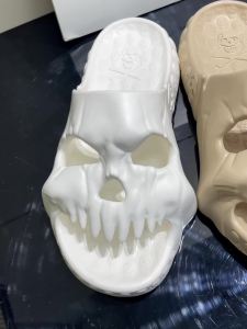 ＜906＞ รองเท้าแตะหัวกะโหลกตลกรองเท้าแตะใส่อาบน้ำในบ้านในร่มฤดูร้อนสำหรับผู้ชาย