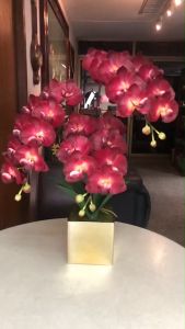 แจกันดอกไม้ประดิษฐ์ กล้วยไม้ฟาแลนสีแดง จัดในแก้วสีทอง ดอกไม้ปลอมพร้อมแจกัน