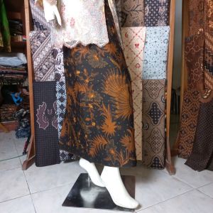 Jarik Kamen Bawahan Kebaya dan Beskap Motif Merak Latar Hitam