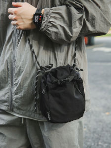 กระเป๋าสะพายข้างแบบสะพายข้างน้ำหนักเบาแบบใหม่ป้องกันน้ำสำหรับคู่รัก กระเป๋าถือแบบพกพาสำหรับเดินทางในช่วงฤดูร้อน กระเป๋าถือแบบทรงถัง