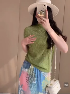 Áo thun nữ ngắn tay chất Miyake thiết kế họa tiết và freesize dưới 70kg - 55kg.Linh