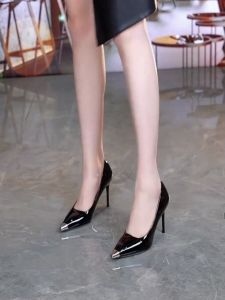 รองเท้าส้นสูงสีแดงเข้ม ทรงหัวแหลม สำหรับผู้หญิง ฤดูใบไม้ผลิ 2025 รองเท้าส้นเดี่ยวแฟชั่น รองเท้าแต่งงาน รองเท้าส้นเดี่ยว PU