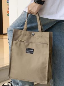 กระเป๋าผ้าไนลอนกันน้ำสำหรับผู้ชาย กระเป๋าใส่เอกสาร A4 กระเป๋าสะพายไหล่แบบถือสำหรับเดินทางและไปทำงาน ทรงตั้ง กระเป๋าสะพายไหล่แบบแบน โลโก้ กระเป๋าถือแบบมีซิป