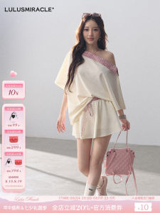 Sweet and Youthful Style Set With Loose Shoulder-exposed Top and Shorts