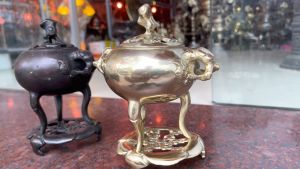 Lư Xông Trầm Mộc Đế Hoa Mai Màu Nâu Và Vàng Kích Thước15x11x18cm Nặng 08Kg Bằng Đồng Thau Nguyên Chất