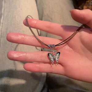 Retro Butterfly Pendant Necklace Womens Luxury Minimalist Design Ethnic Style Lockbone Chain Fashion Jewelry Accessory