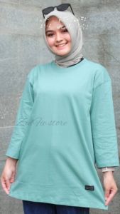 Kaos Oversize Wanita Lengan Panjang 7/8 Basic Sage Belah Samping Atasan Jumbo XXL Dewasa Hijab OOTD - Model Tinggi 182cm, Berat 78kg, Ukuran M