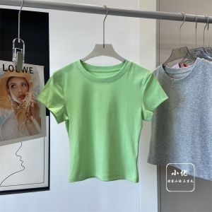 เสื้อยืดคอกลมแขนสั้นทรงเข้ารูปสำหรับผู้หญิงในช่วงฤดูร้อน สไตล์หวานและเผ็ดร้อน เสื้อผ้าทำงานลำลองสำหรับผู้หญิง