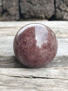 🍓 สตอเบอรี่ ควอตซ์ บอล สีชมพูอมเเดงเข้มๆ เนื้อสะอาด เกรดสีสดๆเเบบนี้ไม่ได้เจอบ่อยๆ / ขนาด 55 มม.  ( Strawberry Quartz Sphere )   ✨ น้ำหนัก 237 กรัม  ✨