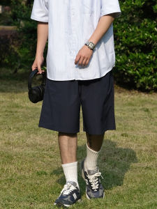 กางเกงขาสั้นกีฬาสีพื้นสไตล์อเมริกันสำหรับฤดูร้อน กางเกงขายาวทรงตรงหลวมๆ สำหรับผู้ชายและผู้หญิง กางเกงขายาวห้าส่วนสำหรับใส่ทำงานสไตล์ญี่ปุ่น