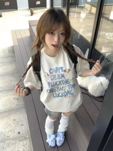 T-Shirt Wanita Putih Lengan Pendek - Motif Ikan Emas Kartun & Huruf Aesthetic Katun Tipis Bernapas Premium Tren 2025 Desain Vintage Amerika Oversize Slim Fit Baju Ukuran Besar Gaya Manis Segar Kerah Bulat Kaos Santai Untuk Hangout Gratis Ongkir