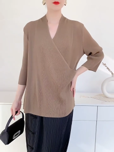 Áo thun tay lỡ chất vải dập ly lò xo dáng suông thiết kế cổ V đắp chéo trẻ trung - 55Kg.Linh