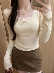 เสื้อยืดคอวีลูกไม้สไตล์สาวฮอต ฤดูใบไม้ร่วง 2025 ฤดูหนาว เสื้อเชิ้ตผู้หญิง ดีไซน์ใหม่ ดีไซน์เฉพาะตัว เสื้อชั้นใน เสื้อเชิ้ต