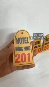 [SẴN] Móc khóa số phòng khách sạn mica 2 mặt. Sơn âm cực bền cực đep.có thể thay đổi hình dáng màu sắc theo yêu cầu.