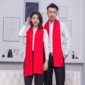 ผ้าพันคอไหมสีแดง ผ้าโพลีเอสเตอร์ ผ้าฝ้ายผสม ลายปักโลโก้ อุปกรณ์ตกแต่งฤดูหนาว เข้าร่วมงานปีใหม่ งานวันเกิดของเพื่อนร่วมชั้น