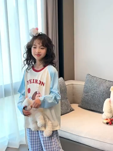🍂👧🐶🏠 ชุดเด็กผู้หญิงฤดูใบไม้ร่วงใหม่ เสื้อคอกลมลายการ์ตูนสุนัขแขนยาว + กางเกงขายาวลายตาราง 2 ชิ้น ชุดนอนสุดน่ารัก