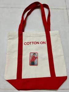 Combo Cotton On: Túi tote & Thẻ có chữ ký Sơn K