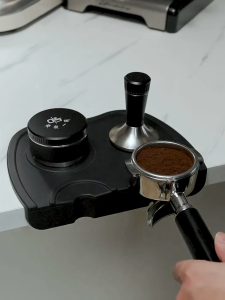 อุปกรณ์ชงกาแฟ ยางรองกดกาแฟ เสื่อซิลิโคนกาแฟ รองแทมเปอร์เข้ามุม ยางรองกดกาแฟ ยางรองโต๊ะกดกาแฟ แผ่นยางซิลิโคนรองแทมเปอร์ ยางรองแทมเปอร์ แบบเข้ามุมโต๊ะ