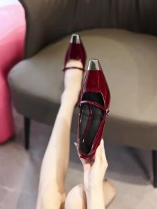 รองเท้าส้นสูงหัวเหลี่ยมสีแดงแฟชั่นสำหรับผู้หญิง ฤดูใบไม้ผลิและฤดูใบไม้ร่วง รองเท้าส้นเดี่ยวหัวเหลี่ยมสีทองแดงสำหรับใส่ไปงานปาร์ตี้