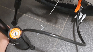 Portable High-Pressure Bike Pump with Barometer 160 PSI Durable Stainless Steel Hose Easy-to-Use Handheld Air Pump for Bicycles E-Bikes Motorbikes Boats