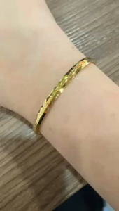 Poh Heng Jewellery 22K Luxe Gleam Bangle in Yellow Gold [Price By Weight]
