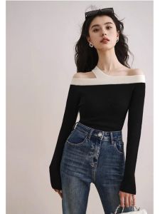 Outlet Exclusive Shoulder-bared เสื้อผ้าถัก ผู้หญิง ดีไซน์ Sensation ขนสัตว์ เสื้อท่อนบน Color Block One-shoulder Commuter Style แขนยาว