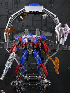 ตุ๊กตาแปลงร่าง Optimus Prime ชิ้นส่วนโลหะผสม แปลงร่างเป็นรถได้ ปลอดภัยได้มาตรฐาน ของแท้ ของขวัญสำหรับเด็กผู้ชาย ส่งฟรี