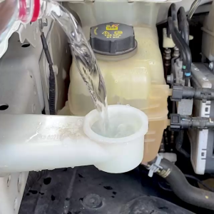 30ก้อน WACA 001 น้ำยาล้างกระจกรถชนิดเม็ด แบบละลายน้ำ ใส่ในหม้อน้ำฉีดล้างกระจกรถ ปกป้องกระจกรถยนต์จากคราบสกปรก ทำความสะอาดกระจกรถยนต์ FHB