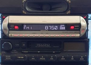 Máy phát nhạc liền Amply Sony CDX R3300S . Tính năng radio/aux/cd mp3/ out put rca.