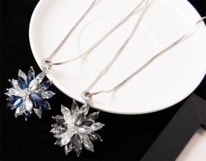 สร้อยคอแบบยาวประดับคริสตัลรูปดอกไม้แข็งแบบเกาหลีสีเงินสำหรับผู้หญิง เครื่องประดับแฟชั่นอเนกประสงค์สำหรับเสื้อกันหนาว