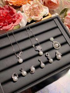 Luxurious Light Weight Chrysanthemum Pearl Pendant Necklace Fine Workmanship Valentines Day Gift for Women Fashion Jewelry