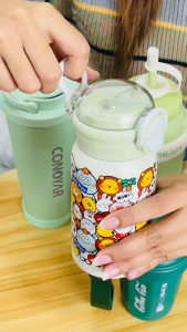 กระติกน้ำ 500ml ทำจากสแตนเลสสตีล 316 (ภายใน) และ 304 (ชั้น ngoài) ฝาเด้งพร้อมหลอดดูด ดีไซน์ลายสัตว์น่ารัก รูปแบบญี่ปุ่น เก็บร้อน-เย็นได้นาน มีหัวยึดพกง่าย และยั่งใช้งานได้ดี T01289