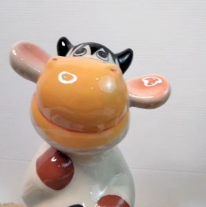 ตุ๊กตา ออมสิน เซรามิก ของแต่งบ้าน แต่งสวน แต่งบ้าน ตกแต่งบ้าน ของแต่งโต๊ะ ตุ๊กตาวัว รุ่นวัวออมสิน 9นิ้ว เคลือบเงาอย่างดี