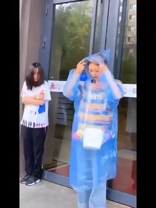 เสื้อกันฝน ใช้แล้วทิ้ง พกพาสะดวกสบาย คุณภาพดี เสื้อกันฝนฉุกเฉิน เสื้อกันฝนแบบพกพา ง่ายต่อการพกพาไม่กินพื้นที่ คละสี