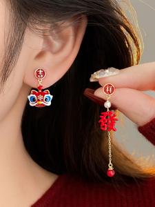 Asymmetric Red Lion Ear Cuff Womens New Years Earrings 2025 New Style Autumn Winter Fashion Jewelry Sensation
