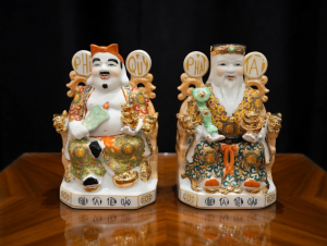 Cặp Tượng Thần Tài Thổ Địa Chất Liệu Sứ Dát Vàng Cao Cấp Đặt Bàn Thờ Thần Tài Để Tủ Thờ (Tài Địa Gấm Đỏ Chữ Việt )