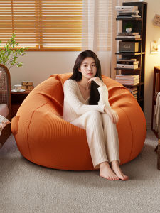 โซฟาผู้ดูแลตัวเองสบายๆ บนบันไดเลื่อนแบบนอนสบายๆ สำหรับพักผ่อนในช่วงฤดูร้อนที่มีสไตล์และทันสมัย