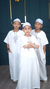 โต๊ปเด็กชายแขนสั้น 3 กระเป๋า บริเวณคอจนช่วยให้หน้าอกสบาย แต่งด้วยการปักลายบริเวณคอจนถึงหน้าอก 3 กระเป๋า BA25 วาริสมูลิม