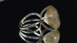 แหวนเงินควอตซ์รูทิลาเต็ดมีด้านใหญ่หายากมาก