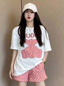 ชุดกีฬาลำลองสำหรับผู้หญิง ชุดสองชิ้นแขนสั้นลายหมี ชุดกีฬาฤดูร้อน แฟชั่น เสื้อผ้าทำงาน ชุดสองชิ้น คอตั้ง แขนสั้น ผ้าโพลีเอสเตอร์ 100%