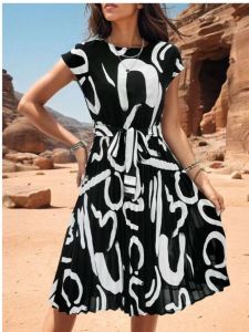 ชุดเดรสแขนสั้นพับชายคอตุ๊กตาลายดอกไม้ฤดูร้อน กระโปรงชายหาดสีพื้น ผ้าโพลีเอสเตอร์ กระโปรงทรงเอ เดรสผู้หญิง