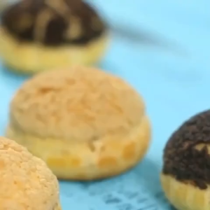 Stainless steel pastry tips set for filling pastries with cream. Four different nozzle sizes for precise piping. Ideal for decorating cakes and pastries.