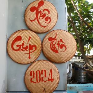 Câu đối mẹt tre trang trí tết Đường kính 40cm. Viết thư pháp theo yêu cầu