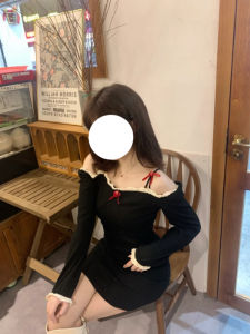 ชุดเดรสสั้นแขนยาวถักลูกไม้เอวสูงสไตล์ย้อนยุคหรูหราสำหรับผู้หญิงในฤดูใบไม้ร่วงและฤดูหนาว ชุดเดรสยาวปานกลางคอวีแขนยาว